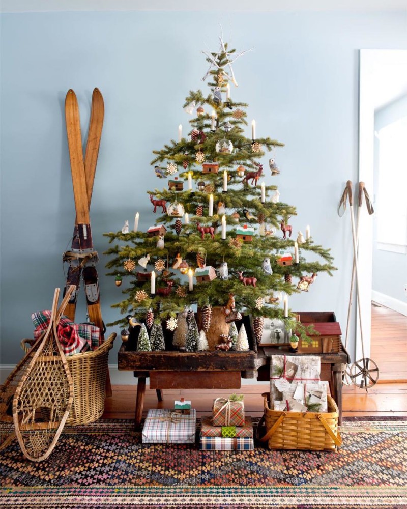 ‘Tis the season! ✨ Can you believe it’s officially November? Sharing 10 Christmas tree decorating ideas on the blog today. I’m lovin’ this preppy one right here. Need to find vintage snow boots on Etsy. lauren-nelson.com | via @housebeautiful ✨✨✨✨