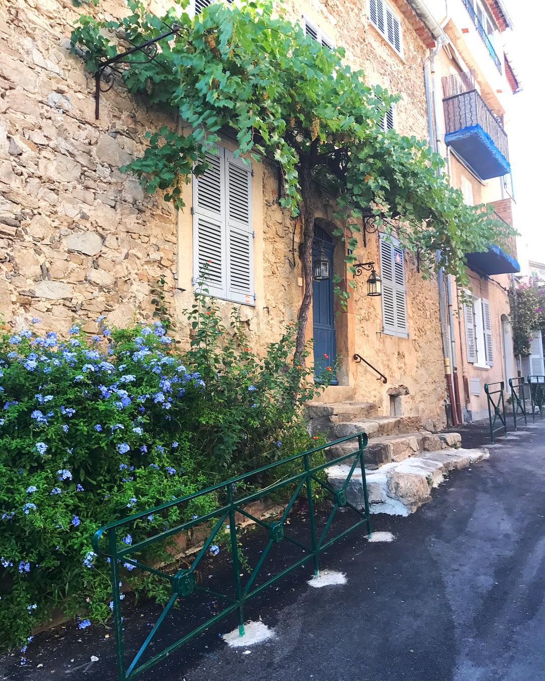 Ughh every single street is cuter than the last. ✨ Ps we ate at @aucapricedesdeuxsainttropez tonight and it was the best meal we've had so far this trip - the truffle risotto was !!