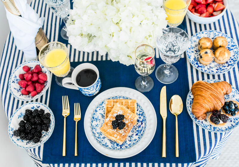 Blue-And-White-Tablescape