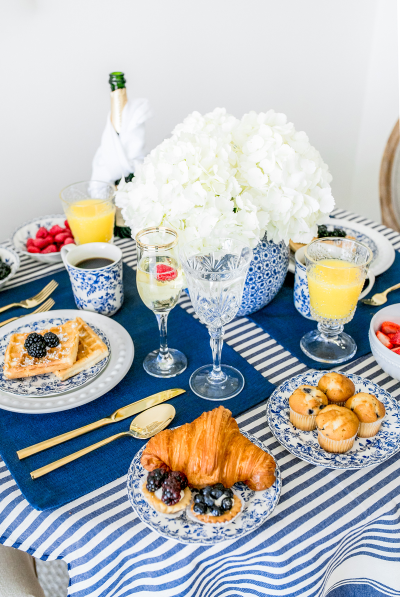 How-To-Host-A-Brunch-Blue-And-White-Tablescape