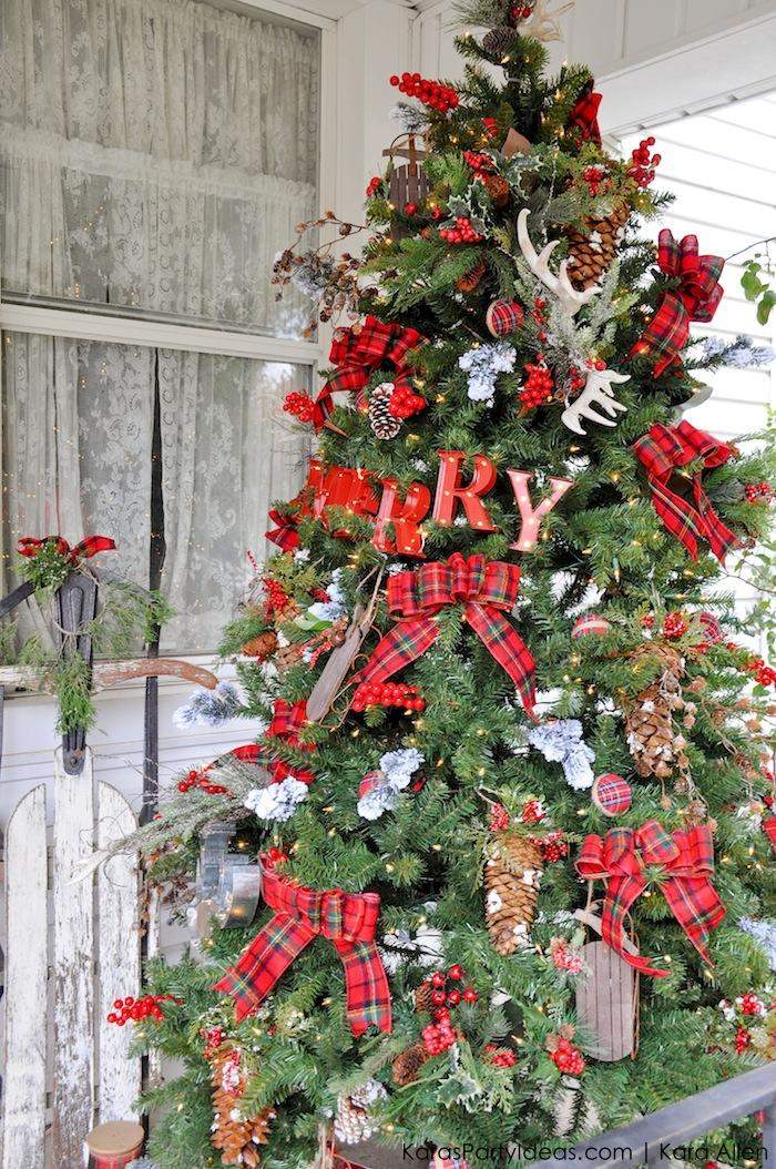 Classic-Red-Plaid-Christmas-Tree-Decorating-Idea-Cabin-Decorating